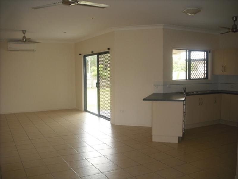 Bushland Beach QLD 4818