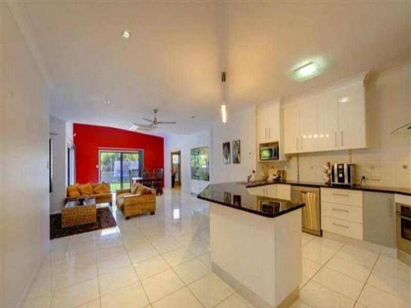 Bushland Beach QLD 4818