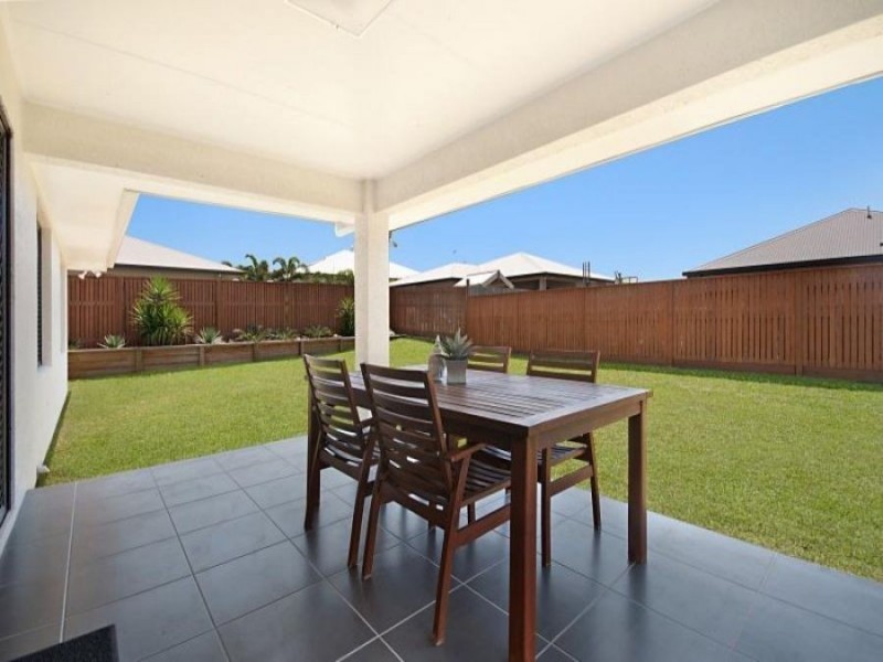 Bushland Beach QLD 4818