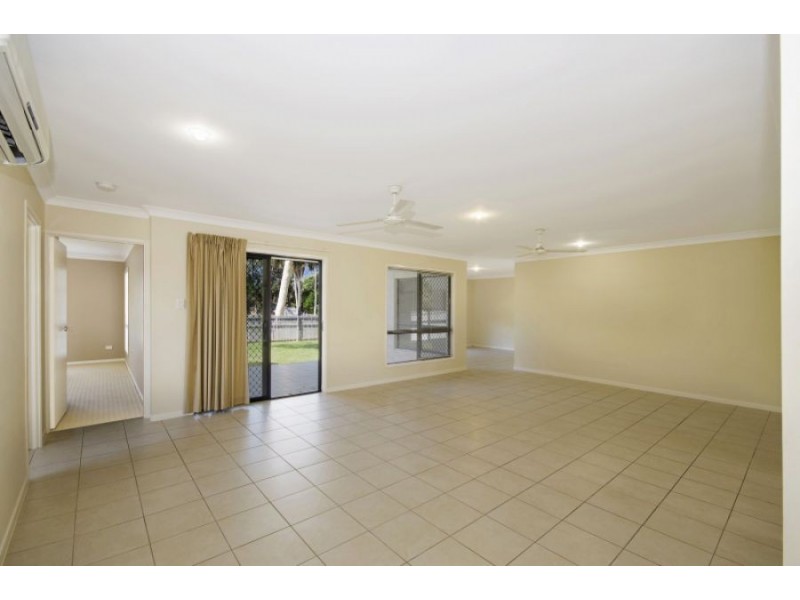 8 Clearwater Ct, Bushland Beach QLD 4818