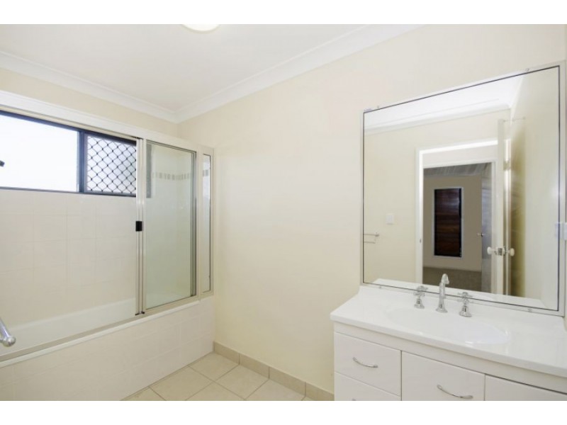 8 Clearwater Ct, Bushland Beach QLD 4818