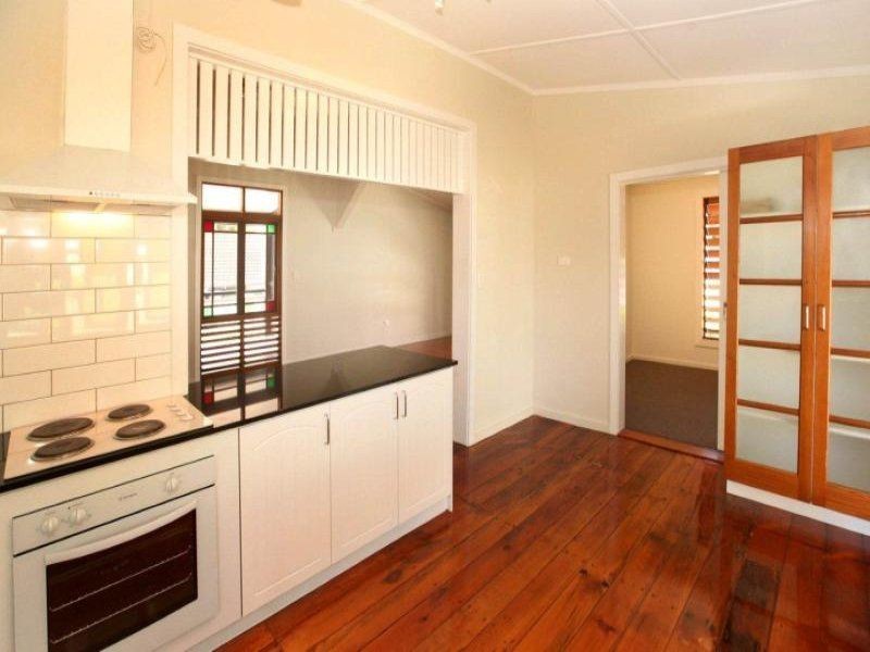 2 Lamington Rd, West End QLD 4810