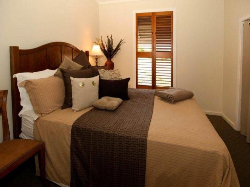 2 Lamington Rd, West End QLD 4810