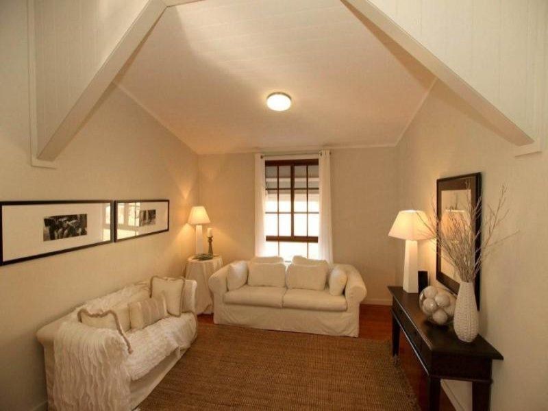 2 Lamington Rd, West End QLD 4810