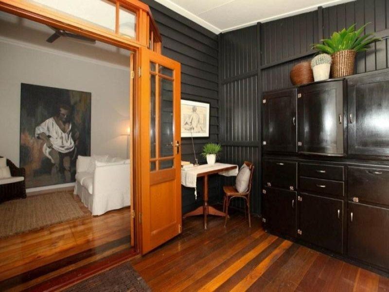 2 Lamington Rd, West End QLD 4810