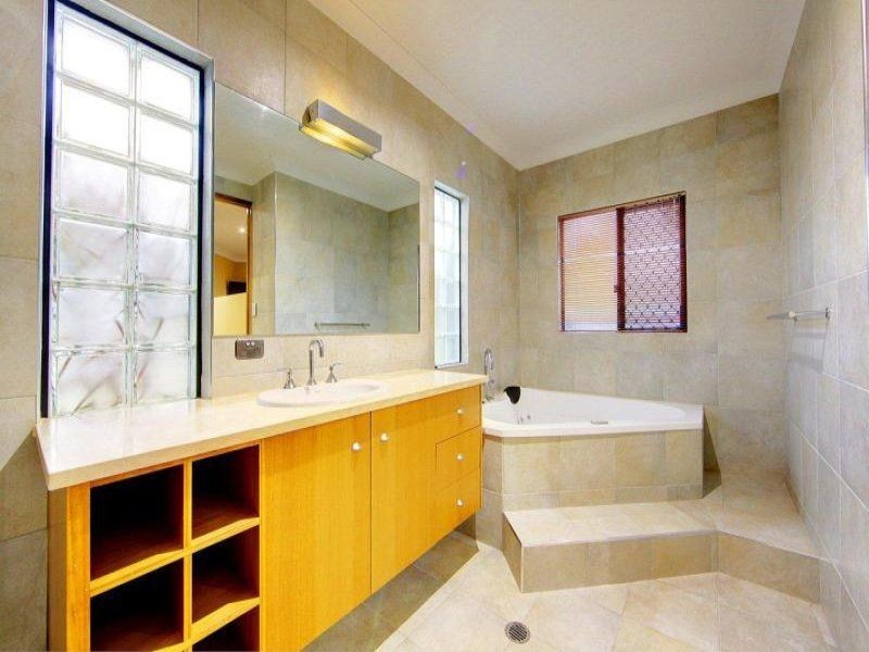 9 Jamaica  Cres, Bushland Beach QLD 4818