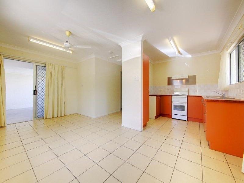 2/17 Leigh St, West End QLD 4810