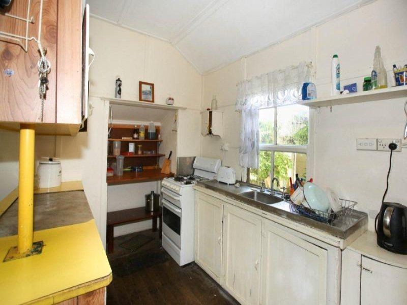 8 Maryvale St, West End QLD 4810