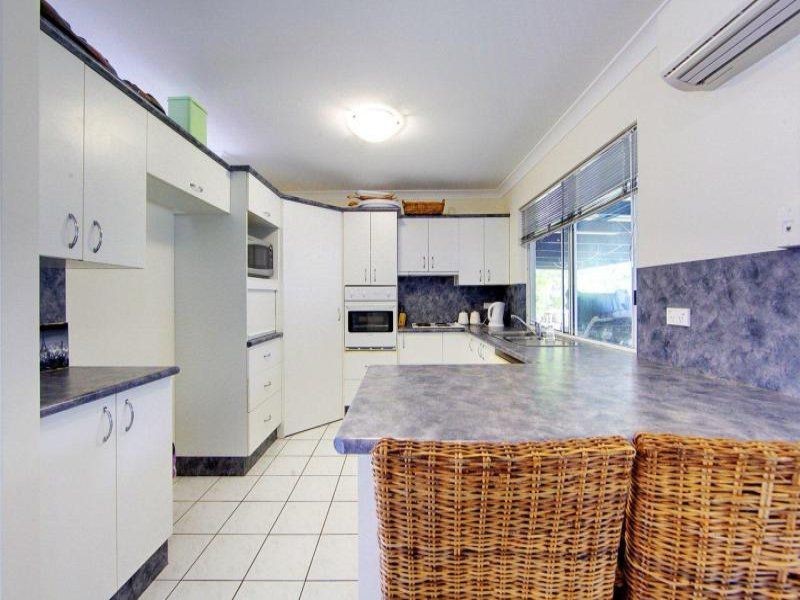 8 Lasindra Ct, Bushland Beach QLD 4818
