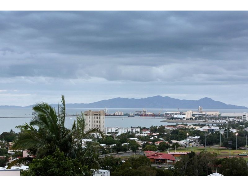 4 Balmoral Drive, Castle Hill QLD 4810