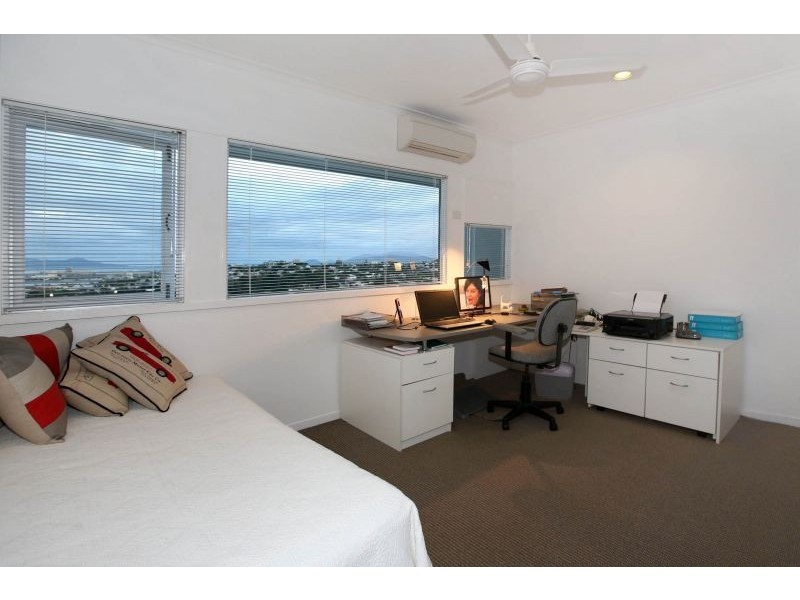 4 Balmoral Drive, Castle Hill QLD 4810