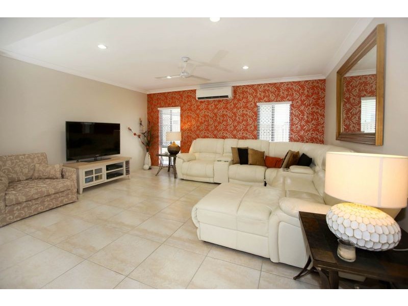 15 Hillock Crescent, Bushland Beach QLD 4818