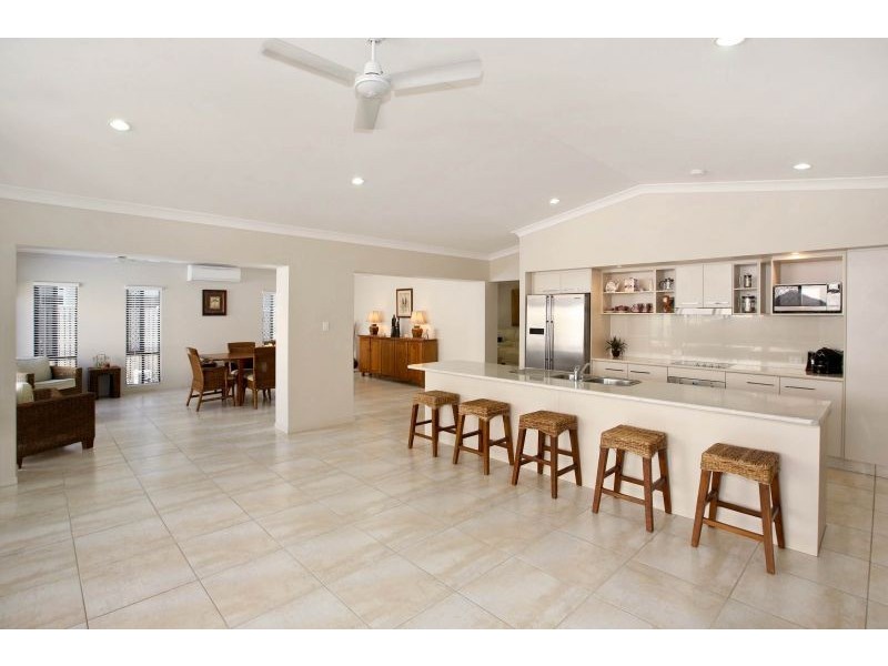 15 Hillock Crescent, Bushland Beach QLD 4818