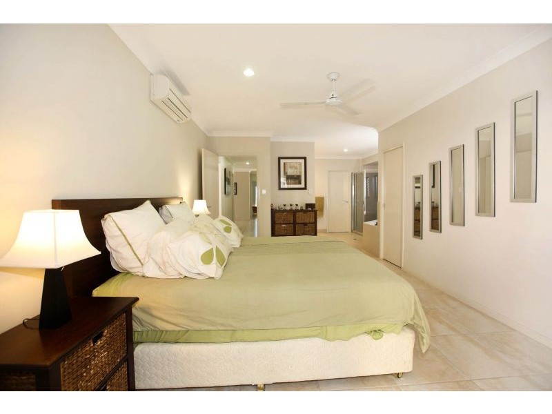 15 Hillock Crescent, Bushland Beach QLD 4818