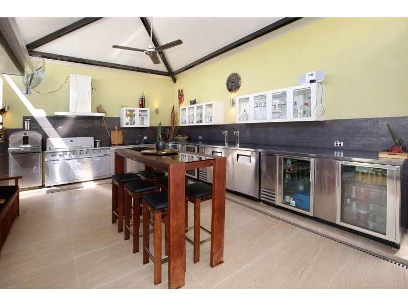 15 Hillock Crescent, Bushland Beach QLD 4818