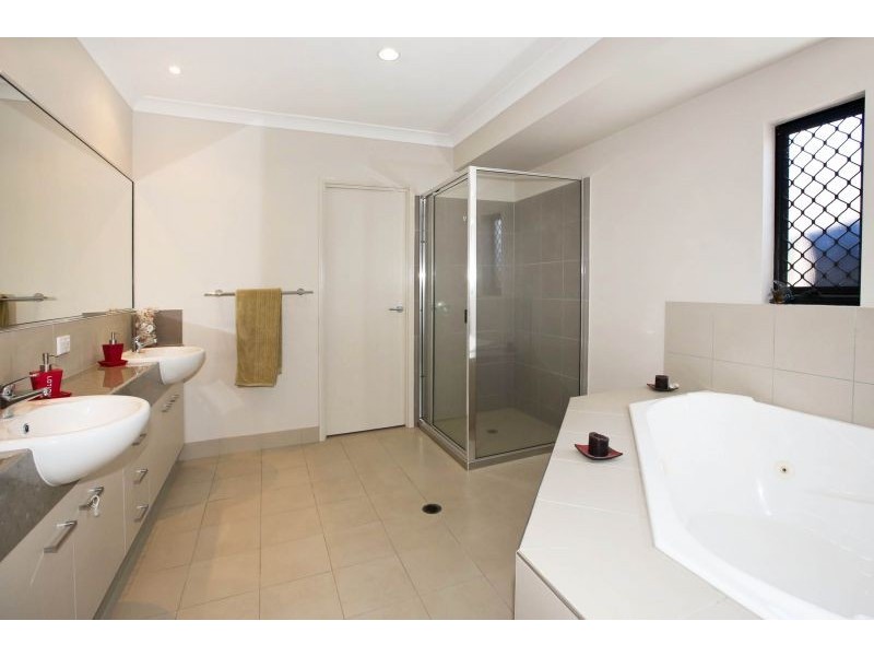 15 Hillock Crescent, Bushland Beach QLD 4818