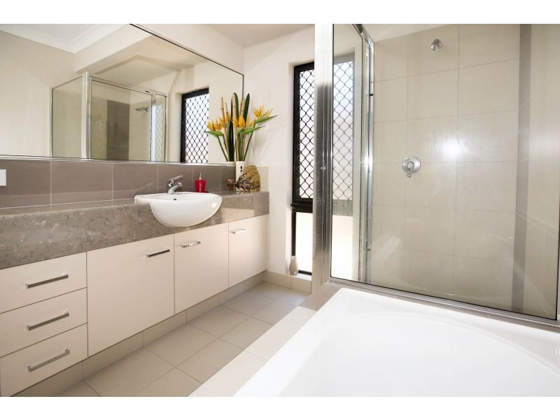 15 Hillock Crescent, Bushland Beach QLD 4818