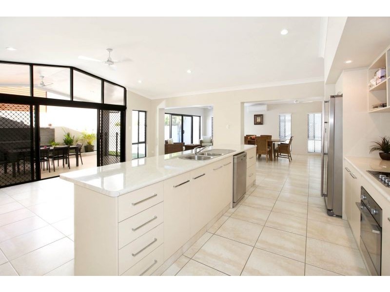 15 Hillock Crescent, Bushland Beach QLD 4818