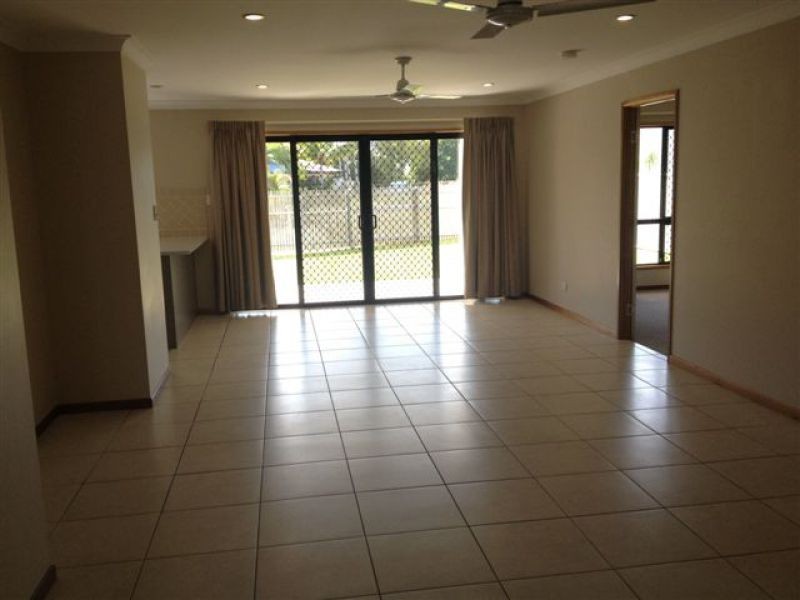 Bushland Beach QLD 4818