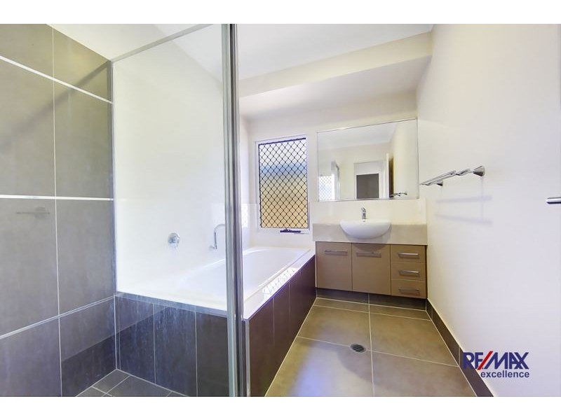 10 Balladonia Avenue, Mount Low QLD 4818