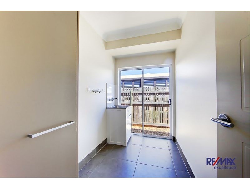 10 Balladonia Avenue, Mount Low QLD 4818