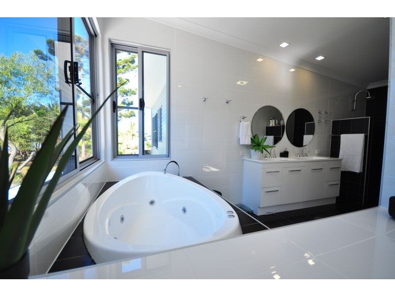 4 Reef Street, Saunders Beach QLD 4818