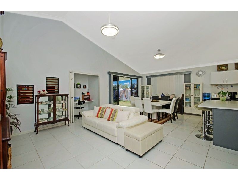 22 Hillock Crescent, Bushland Beach QLD 4818
