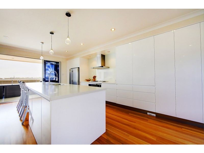 10 Yanooa Court, Bushland Beach QLD 4818