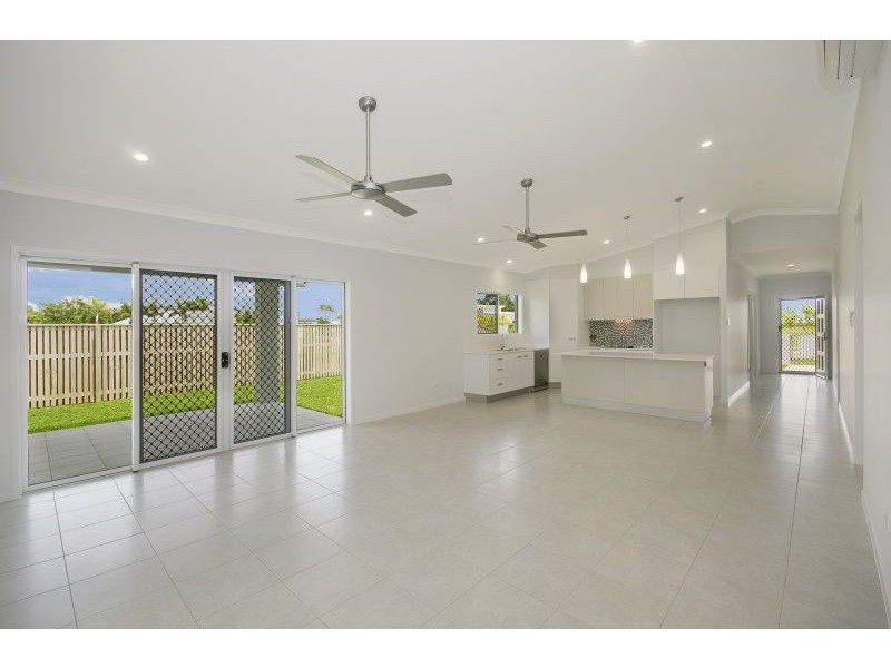 9 Dune Parade, Bushland Beach QLD 4818