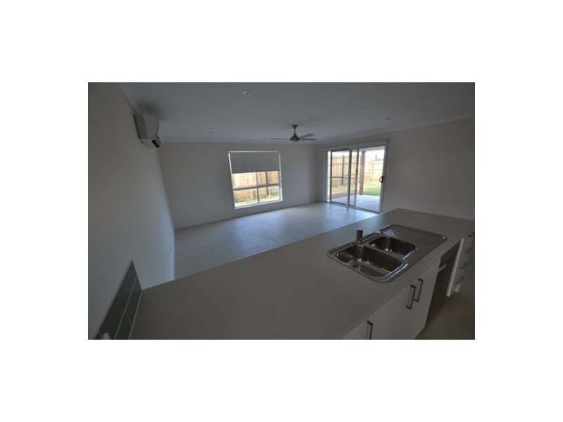 27 Bounty Circuit, Eli Waters QLD 4655