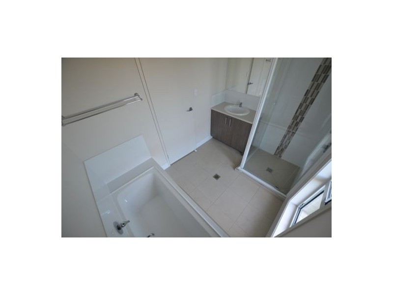 27 Bounty Circuit, Eli Waters QLD 4655