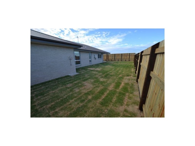 27 Bounty Circuit, Eli Waters QLD 4655