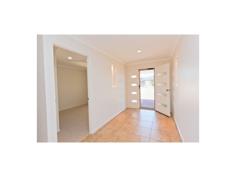 4 Earl St Vincent, Eli Waters QLD 4655