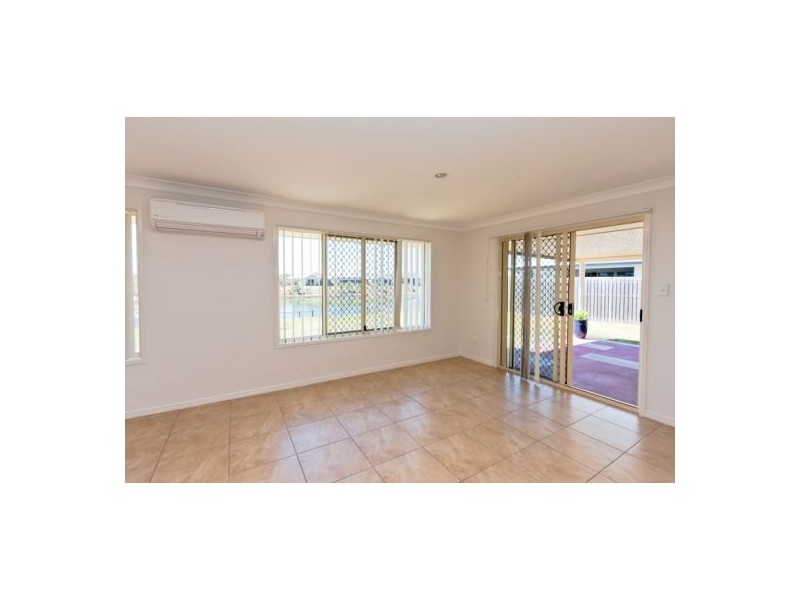 4 Earl St Vincent, Eli Waters QLD 4655