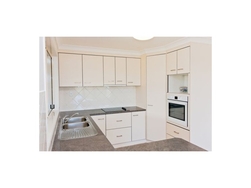 4 Earl St Vincent, Eli Waters QLD 4655