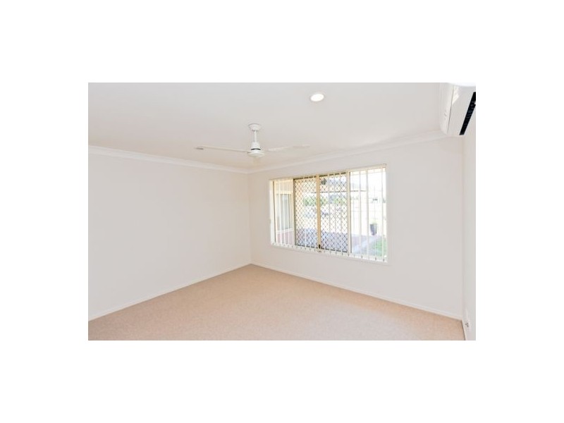 4 Earl St Vincent, Eli Waters QLD 4655
