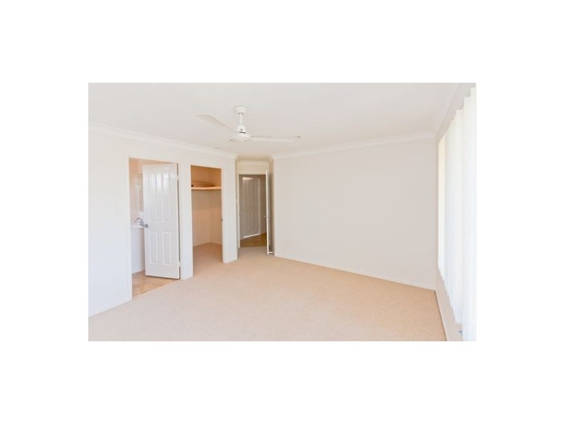 4 Earl St Vincent, Eli Waters QLD 4655