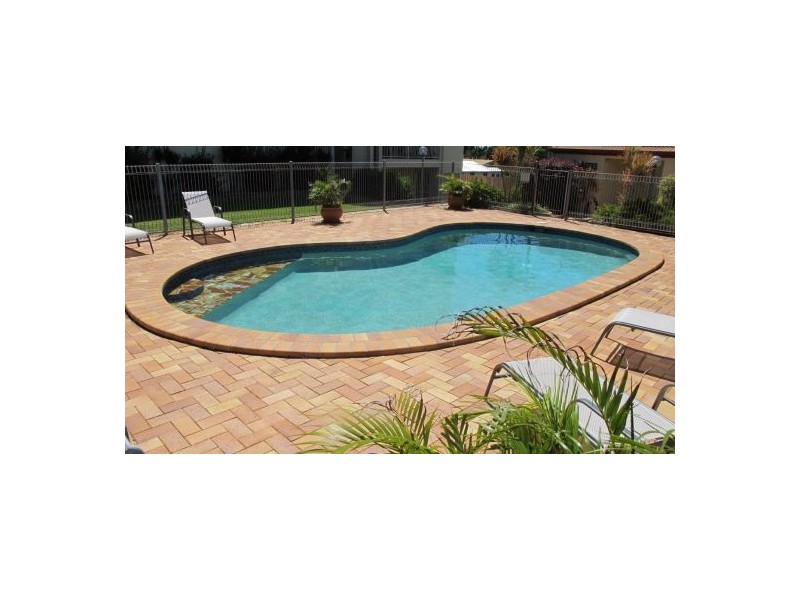 UNIT 1 / 13 PULGUL ST, Urangan QLD 4655