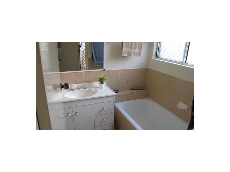 UNIT 1 / 13 PULGUL ST, Urangan QLD 4655