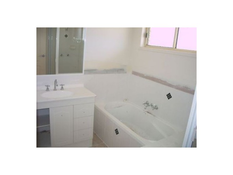 12 Kingston Way, Point Vernon QLD 4655