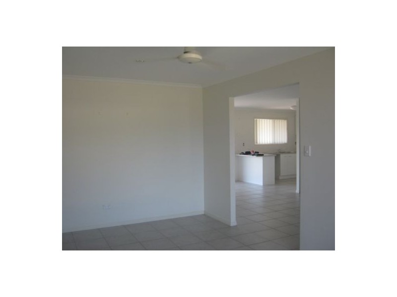 30 Topaz Circuit, Urangan QLD 4655