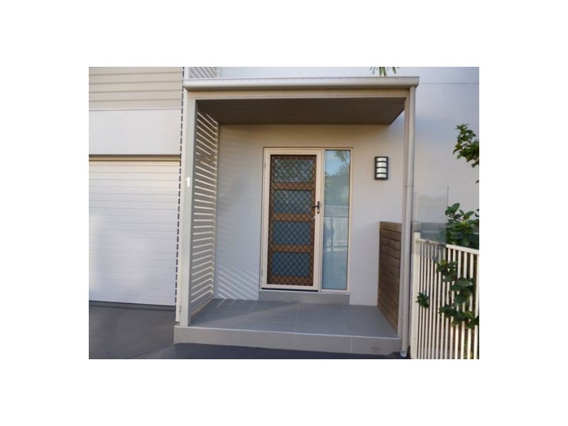 1/31 King Street, Urangan QLD 4655