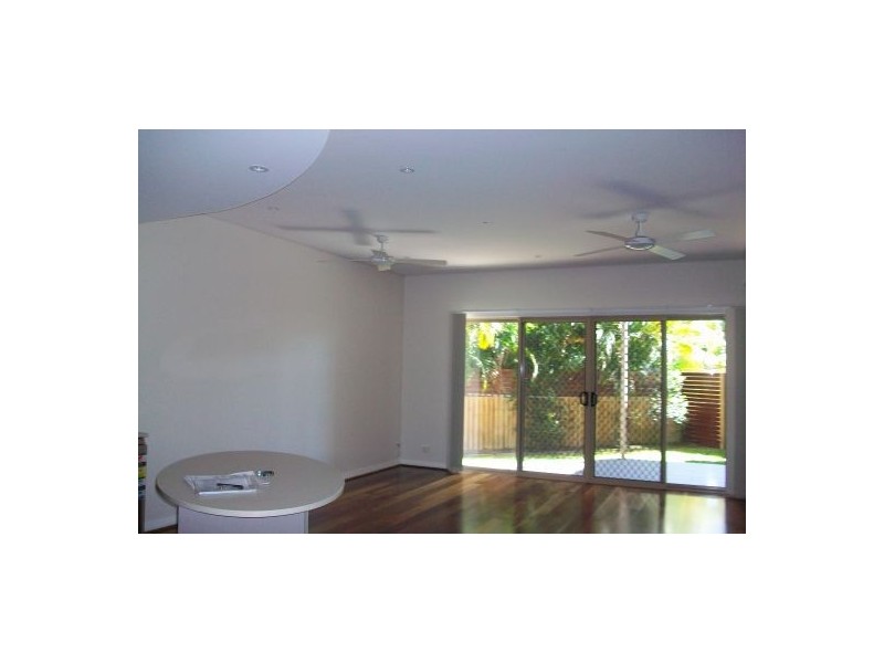 2/31 King Street, Urangan QLD 4655
