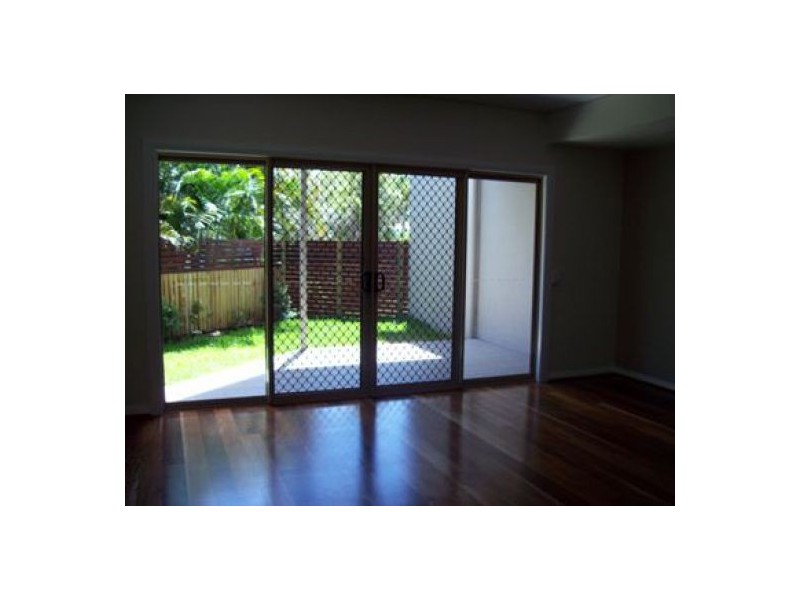 2/31 King Street, Urangan QLD 4655