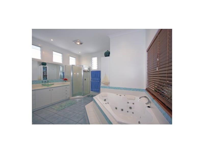 537 Esplanade, Urangan QLD 4655