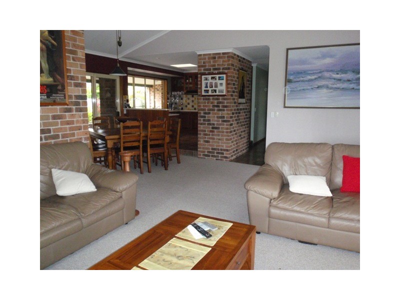 2 Hanover Dr, Urraween QLD 4655