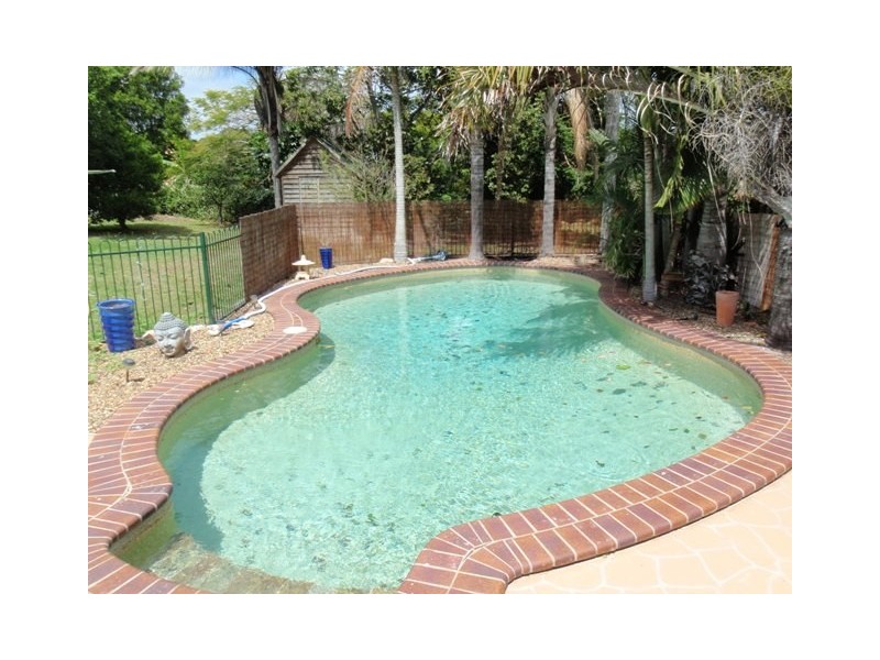 2 Hanover Dr, Urraween QLD 4655
