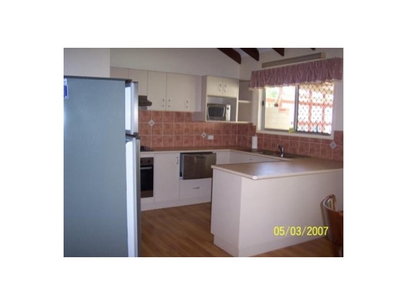 10 Owen Crescent, Urangan QLD 4655