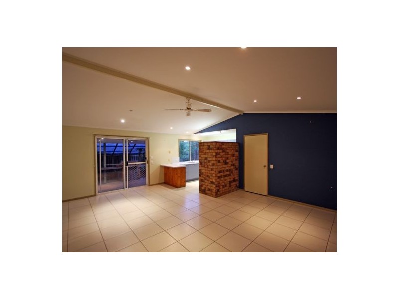 11 Owen Crescent, Urangan QLD 4655