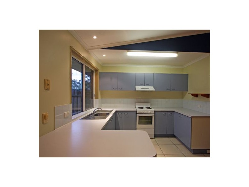 11 Owen Crescent, Urangan QLD 4655